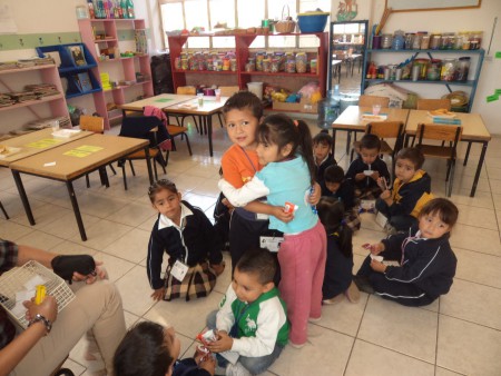Intercambio de chocolates por el día de la amistad